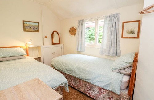 Loch Tay Cabaña | WATERFALL COTTAGE, pet friendly, with open fire in Aberfeldy