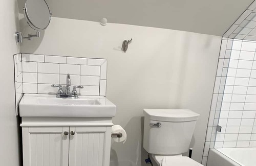 Weehawken Apartamento | Carriage House Apartment including Garage- 5 min transport to NYC 30 day minimum