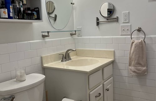 New Milford Apartamento | Luxury condo at beautiful community lake
