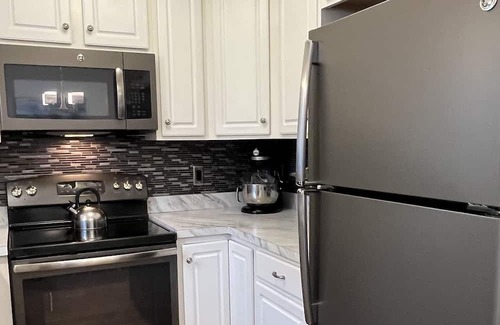 New Milford Apartamento | Luxury condo at beautiful community lake