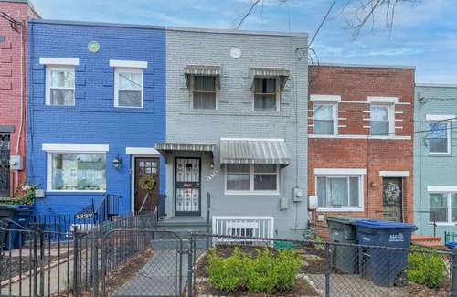 Washington Casa | Classic Rowhouse with Outdoor Space