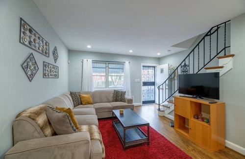 Washington Casa | Classic Rowhouse with Outdoor Space