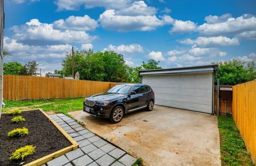 Capitol View Casa | Pewter Palace - Modern Bungalow with Free Parking