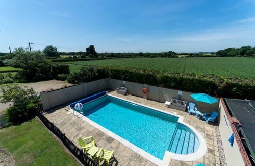 Colchester Cabaña | One Bedroom Cottage, Shared Pool