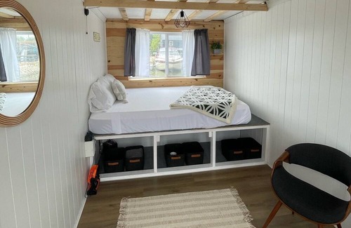 Sandusky Alquiler De Eote | Sunset Sailor at SoLSTAY