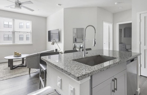 Spring Branch East Apartamento | Modern Apartment in Prime Location (ID1403X425)