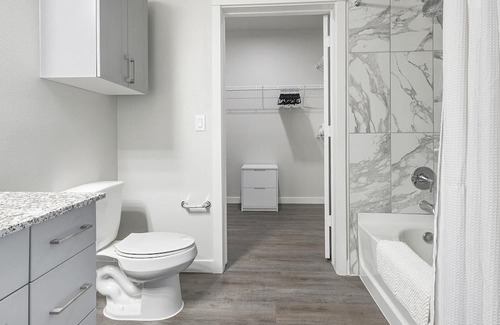 Spring Branch East Apartamento | Modern Apartment in Prime Location (ID1403X428)