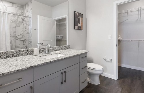 Spring Branch East Apartamento | Modern Apartment in Prime Location (ID1403X427)