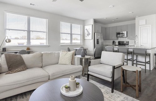 Spring Branch East Apartamento | Modern Apartment in Prime Location (ID1403X427)