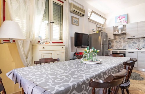 Torre Ovo Apartamento | Apartment 'Casa Vacanze Le Barche Due' with Private Terrace and Air Conditioning