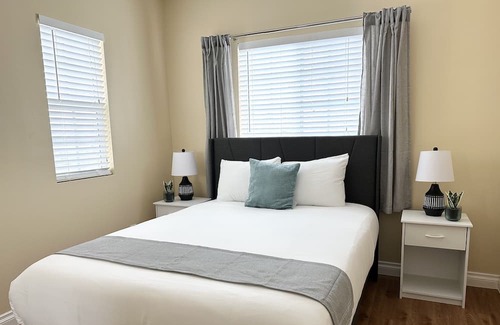 Placentia Casa | Tranquil Tri-Level Gated Townhome