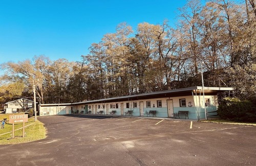 Onalaska Casa | Overlooking Lake Onalaska -- Two full-size beds + bath in nostalgic motel