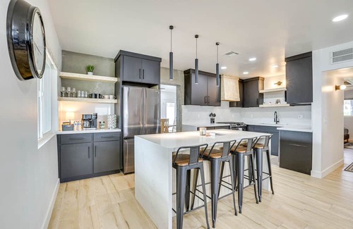 Camelback East Casa | Phoenix Home: Pool, Hot Tub, Putting Green + More!