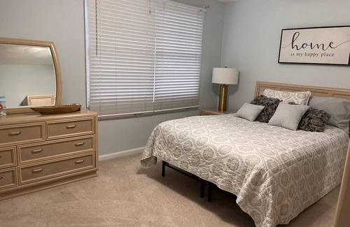West Warwick Condominio | 1 BR/1.5 Bath - 20 min from Beach!