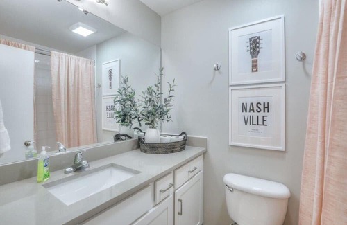 North Capitol Apartamento | Walk to Broadway Riverfront Condo with Pool