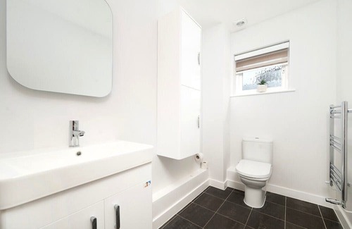 Yeading Casa | Chic and Spacious 4BR Family Home with Garden