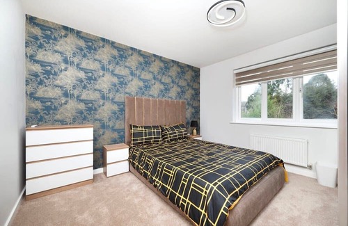 Yeading Casa | Chic and Spacious 4BR Family Home with Garden