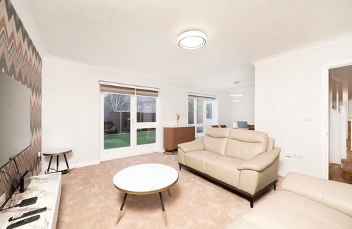 Yeading Casa | Chic and Spacious 4BR Family Home with Garden