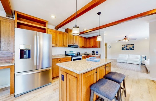 Dandridge Casa | Sunny dog-friendly home with a pool, balcony, smart TVs, washer/dryer, & AC