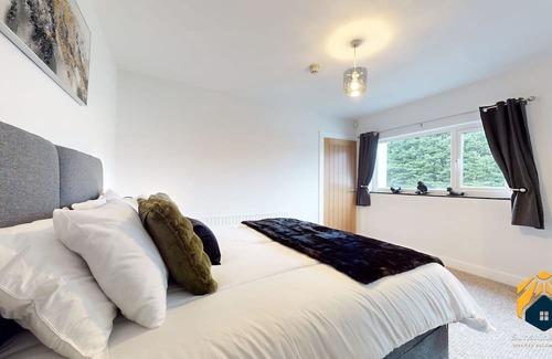 Pontypool Apartamento | 4 Bedroom Apartment with Cosy Pub