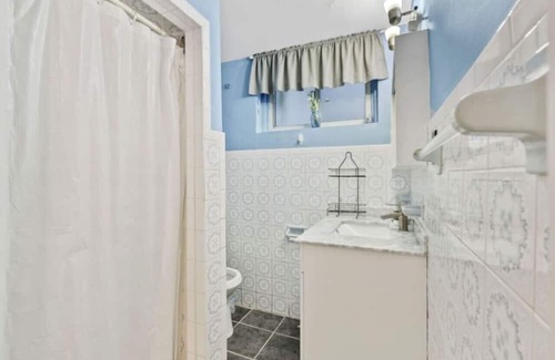 Lakeview Casa | Peaceful Large Basement Apartment