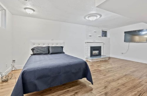 Lakeview Casa | Peaceful Large Basement Apartment