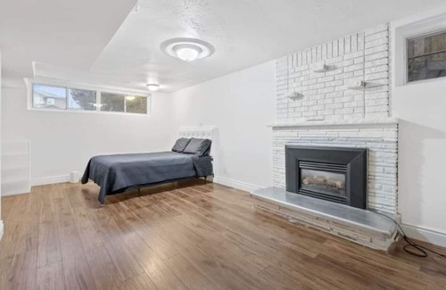 Lakeview Casa | Peaceful Large Basement Apartment