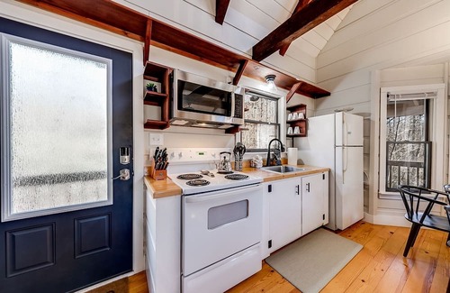 Demorest Casa | Riverland Retreat- Dog Friendly Cabin Located in an idyllic riverfront