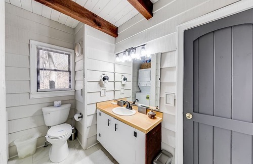 Demorest Casa | Riverland Retreat- Dog Friendly Cabin Located in an idyllic riverfront