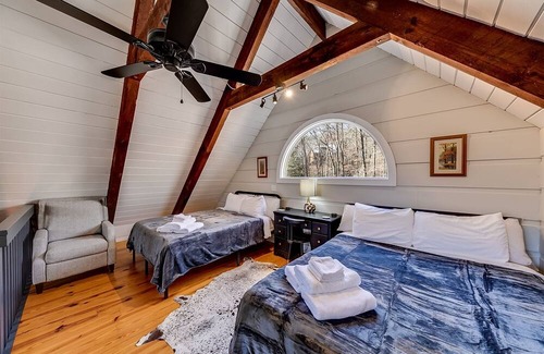Demorest Casa | Riverland Retreat- Dog Friendly Cabin Located in an idyllic riverfront