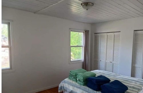 Pincourt Chalet De Esquí | Amazing waterfront sunset. Chalet close to mtl.