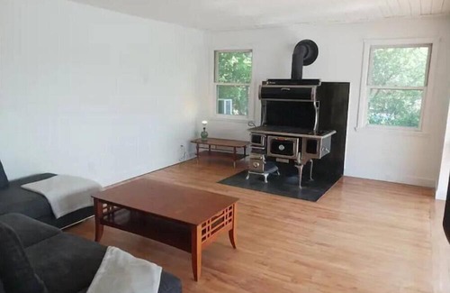 Pincourt Chalet De Esquí | Amazing waterfront sunset. Chalet close to mtl.