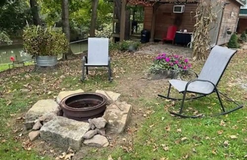 Blissfield Cabina | The Shanty: Lacy Rustic Vintage Sweet Cabin for 2