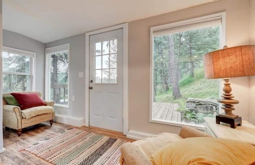 Kerr Gulch Casa | The Red House by the Lake