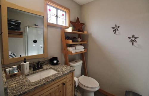 Lenoir City Cabina | Cozy Classy Cabin - pet friendly! Only 1 minute from Lenoir City's main street