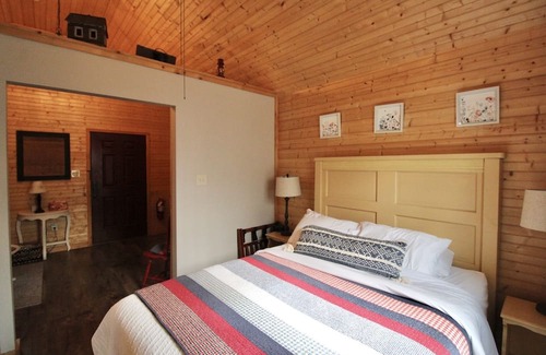 Lenoir City Cabina | Cozy Classy Cabin - pet friendly! Only 1 minute from Lenoir City's main street
