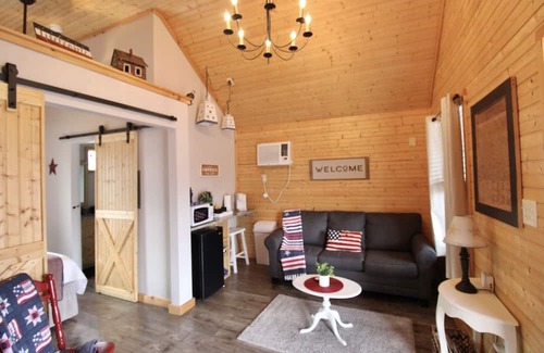 Lenoir City Cabina | Cozy Classy Cabin - pet friendly! Only 1 minute from Lenoir City's main street