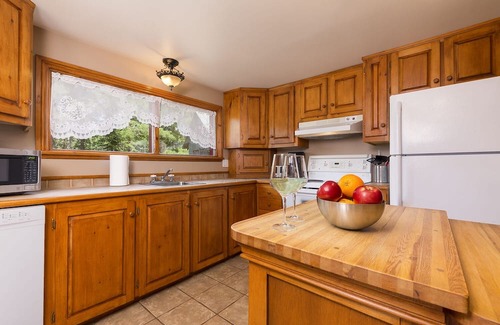 Baie-St-Paul Chalet De Esquí | Real cottage with a private lake