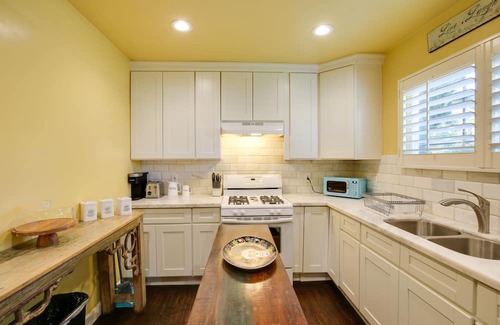 South Wrigley Casa | Artsy Long Beach Home w/ Patio: 2 Mi to Downtown!
