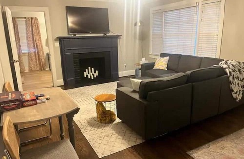 Wade Hampton Casa | Cozy 1940’s House