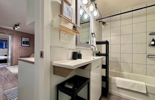 North Central Edmonton Apartamento | Self-check-in/Full kitchen/Pet-Friendly/Parking