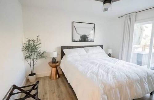 Visalia Otro | Farmhouse on ranch near Sequoias
