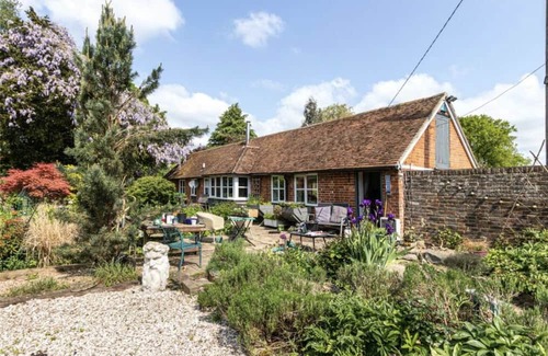 Maidstone Cabaña | Superb 2 bed cottage - Hot tub, log burner and gardens in tranquil setting