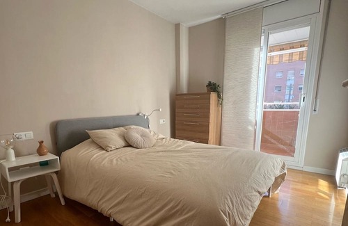Sant Andreu de Palomar Apartamento | Modern studio near metro 5 minutes from La Maquinista Great lighting and balcony