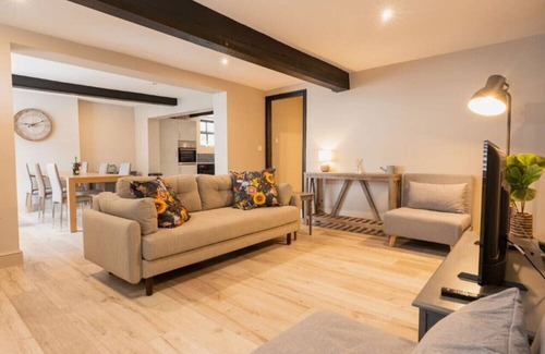 Tarvin Casa | Stylish & modern terraced home | Sleeps up to 11