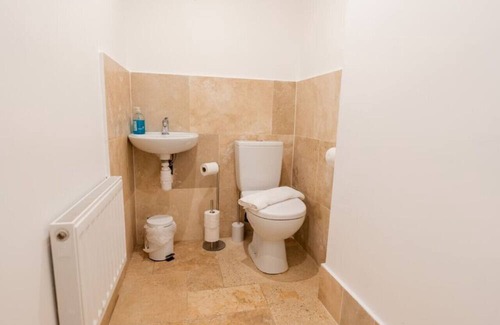 Tarvin Casa | Stylish & modern terraced home | Sleeps up to 11