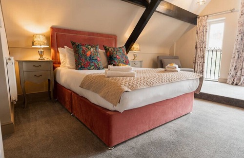 Tarvin Casa | Spacious and stylish accommodation - sleeps 15