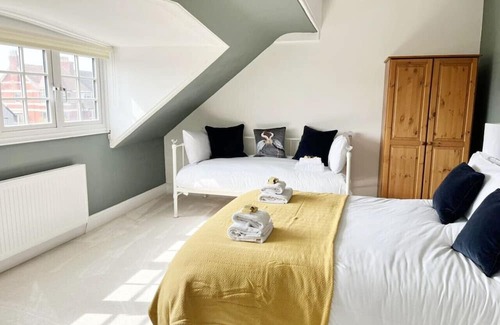 Hoylake Casa | Stylish & Modern Hoylake Maisonette - Sleeps 8