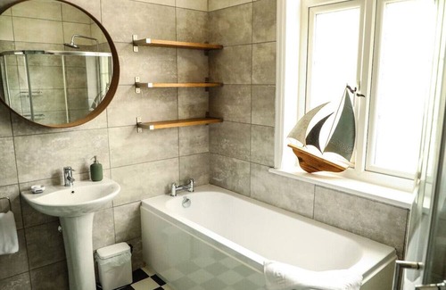 Hoylake Casa | Stylish & Modern Hoylake Maisonette - Sleeps 8