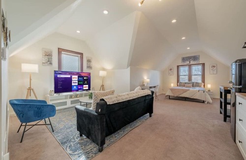 Brewers Hill Apartamento | Modern 2BR Gem: Stylish Retreat